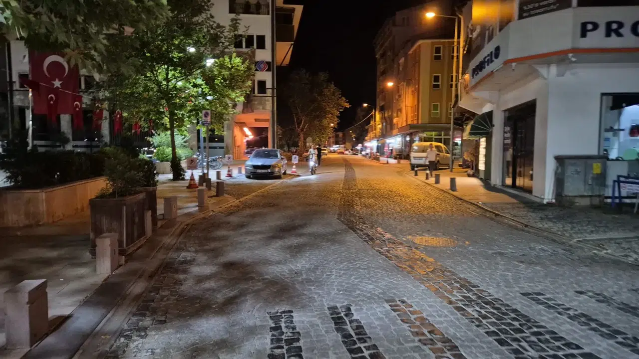 Sındırgı'da deprem: Evler çatladı insanlar sokakta