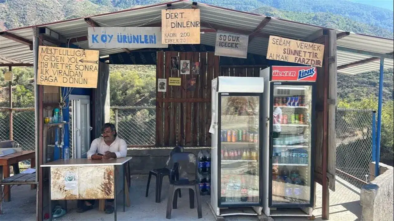 İş yerine "dert dinlenir" yazısı astı: O artık mahallelinin "psikoloğu" oldu
