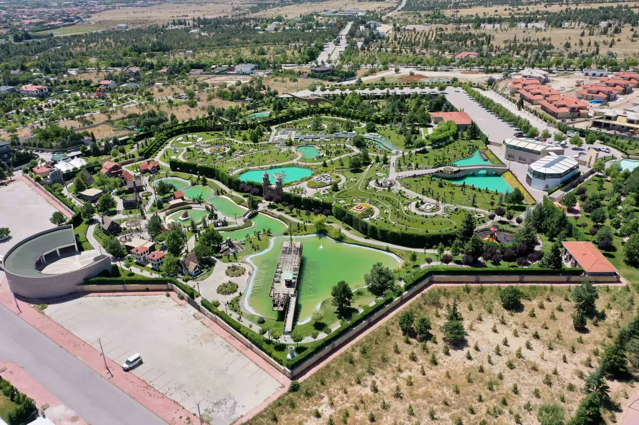Konya'nın efsane parkına ziyaretçi akını: Dinozorlar geleni karşıladı