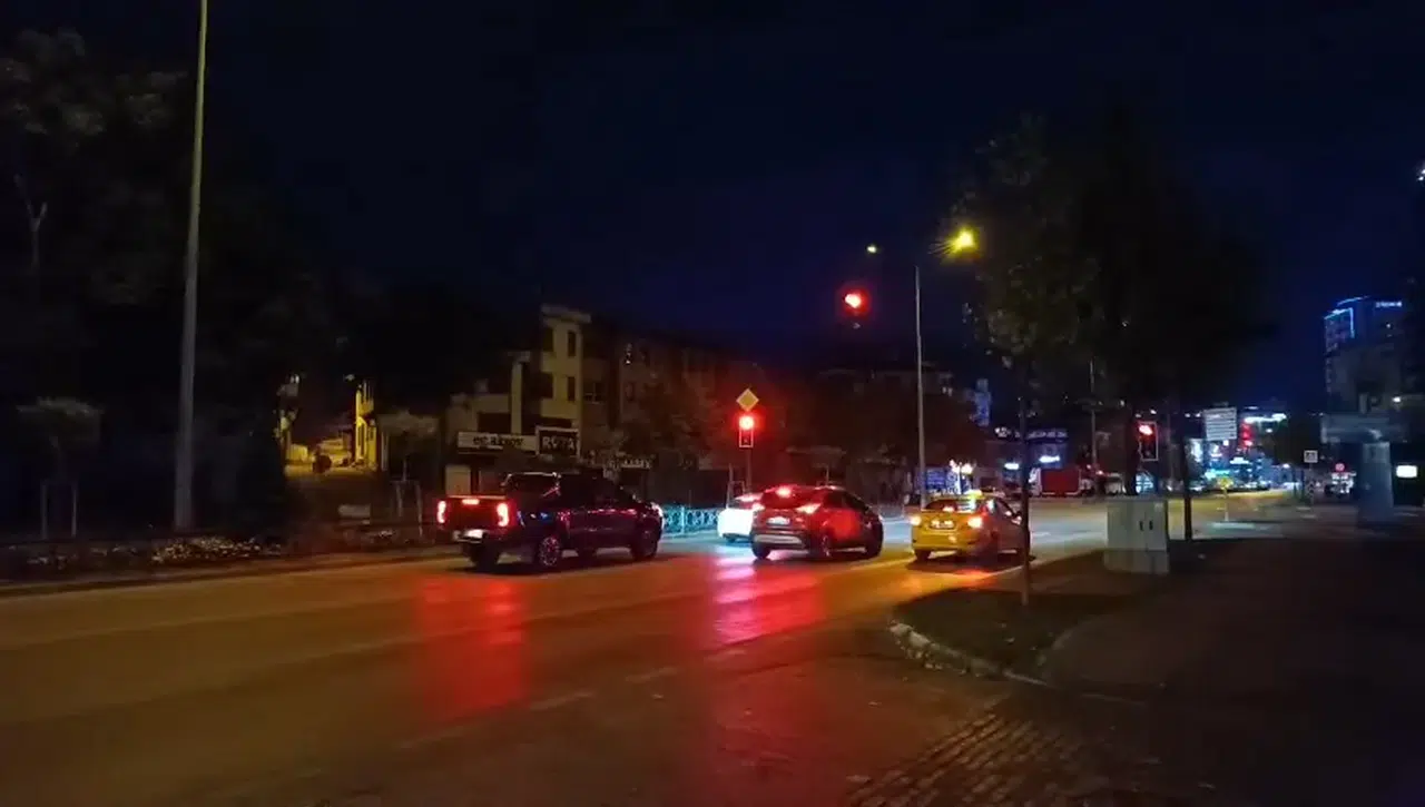 Sındırgı’da gece yarısı 2 ayrı deprem; vatandaş sokakta sabahlıyor