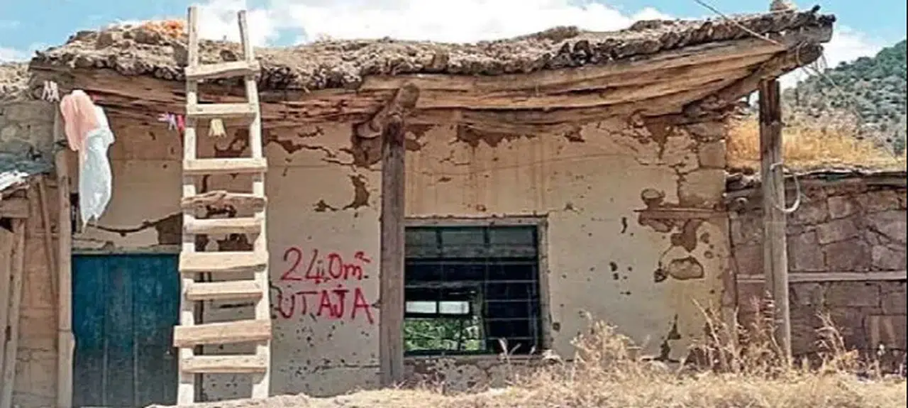 Ahırları ev gibi göstermişler: Dolandırıcıların "depremde yıkıldı" yalanı