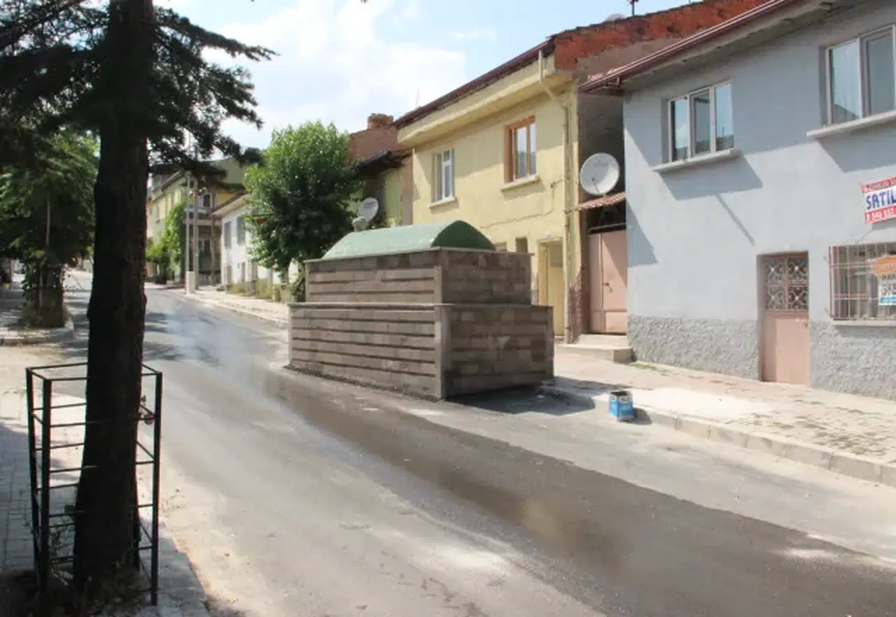 Yol ortasında kaldı: Bu türbeye dokunan yanıyor