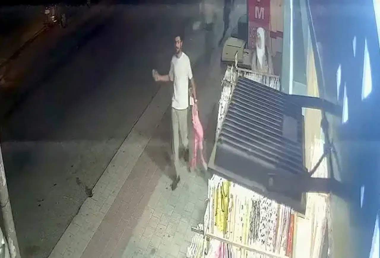 İşte o görüntüler: Herkesin gözü önünde pijama çaldılar