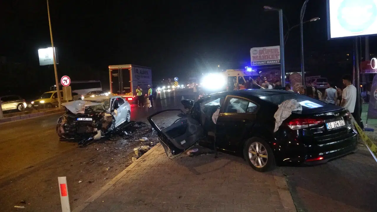 Karayolunu savaş alanına çeviren kaza! 2 kişi öldü