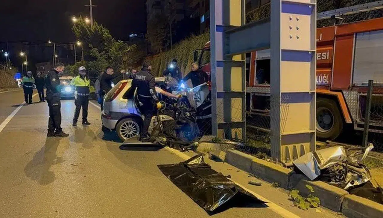 Üst geçidin ayağına çarpan otomobil ikiye bölündü: Ölüler var