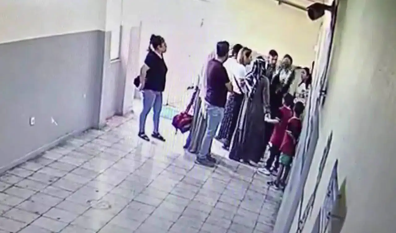 Bu görüntüler utandırıyor: Veliler okulda kadın öğretmeni darp etti