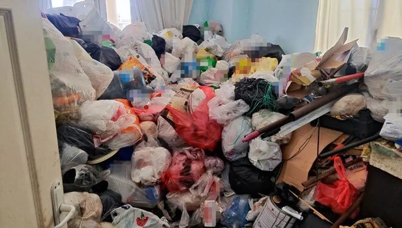 Bu evden çıkanlar çöpçüleri bile şoka uğrattı: 11 ton