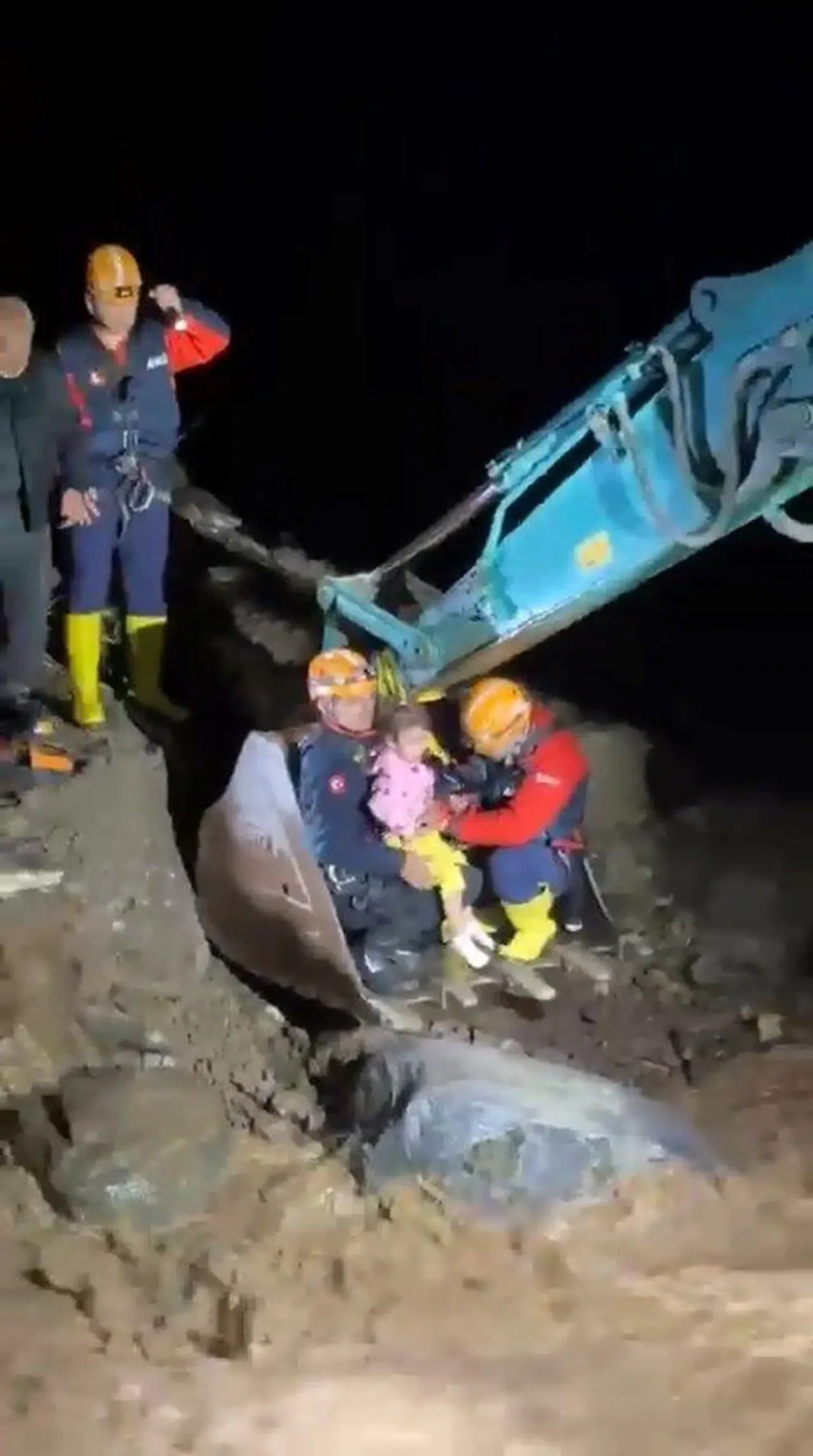 O şehirde sel, su baskını ve heyelan hayatı felç etti