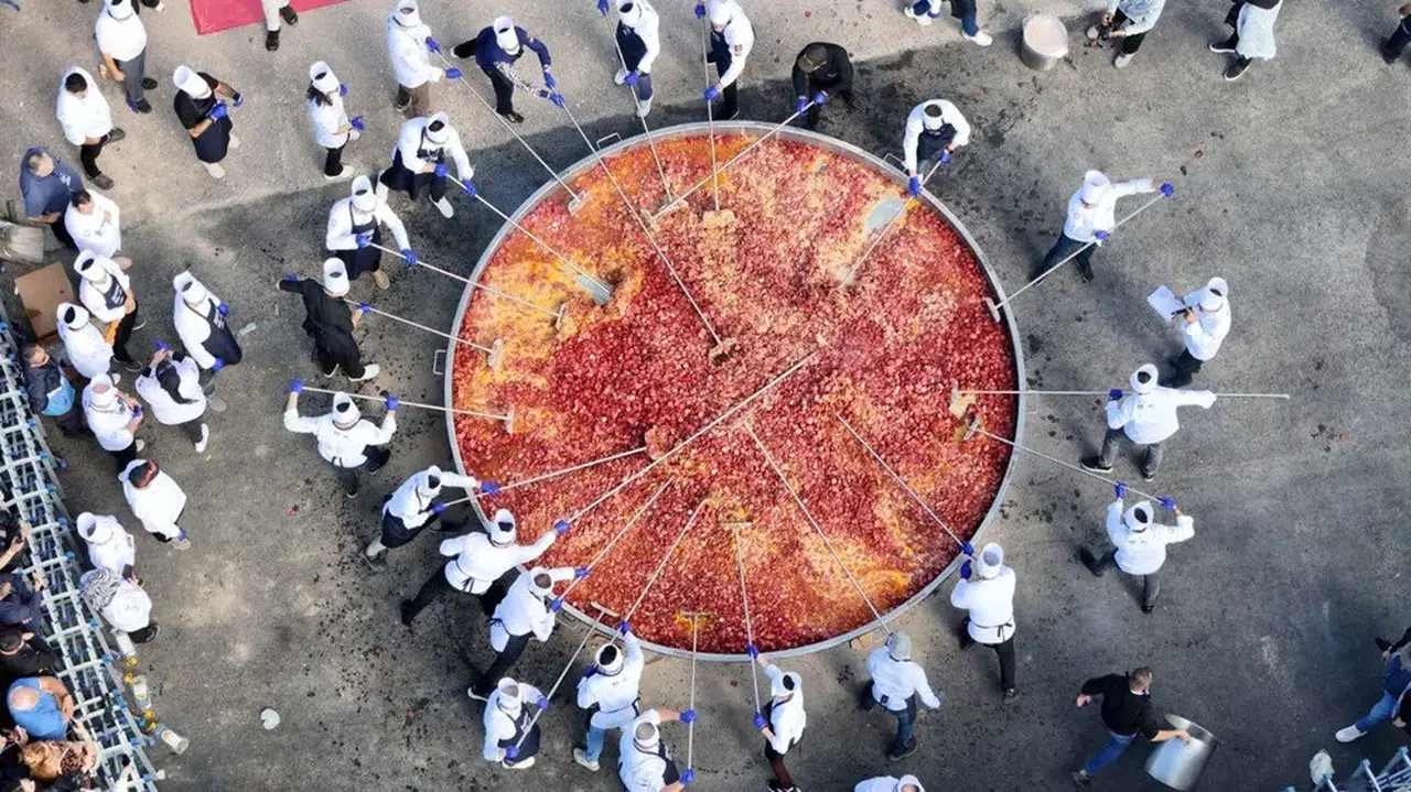 Dünya şaşkın: Bin 930 kilo sucuklu yumurta pişirildi