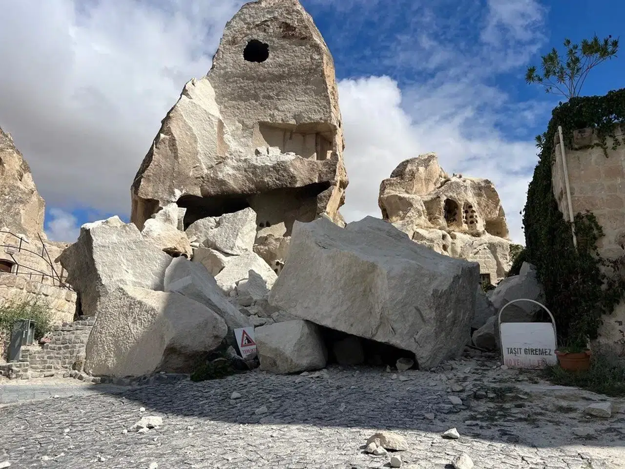 Diğerlerini de mi o son bekliyor? O en gösterişli peribacası yıkıldı