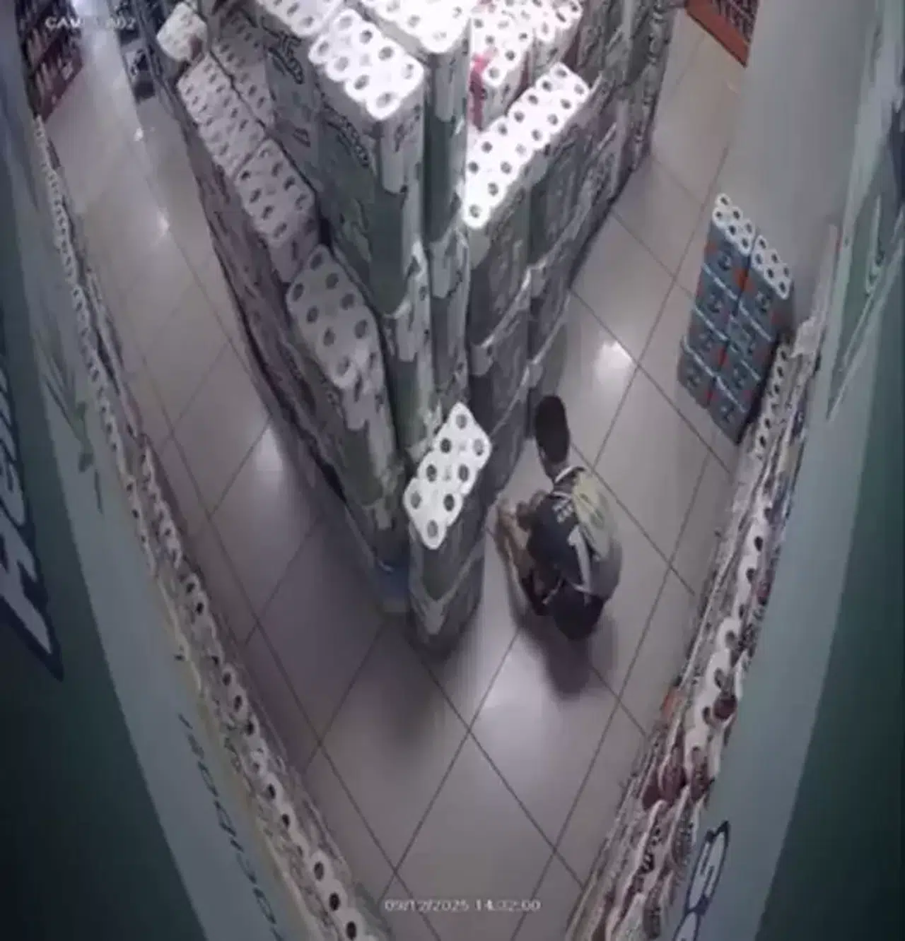 10 yaşındaki çocuk marketi savaş alanına çevirdi