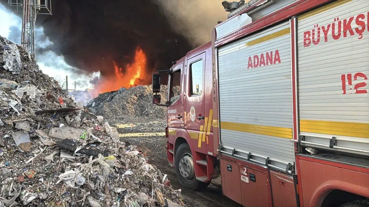 Adana'da geri dönüşüm fabrikasında yangın çıktı