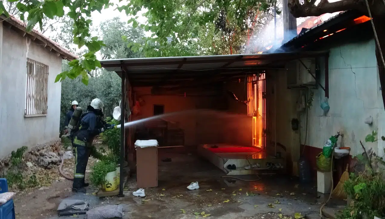 Kızını alevlerin arasından çıkardı, gözlerinin önünde evi küle döndü