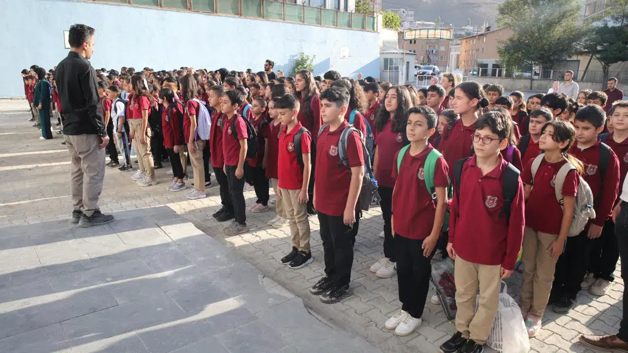 Milyonlarca öğrenci okul yolunda: İlk ders "Yeşil Vatanı Korumak"