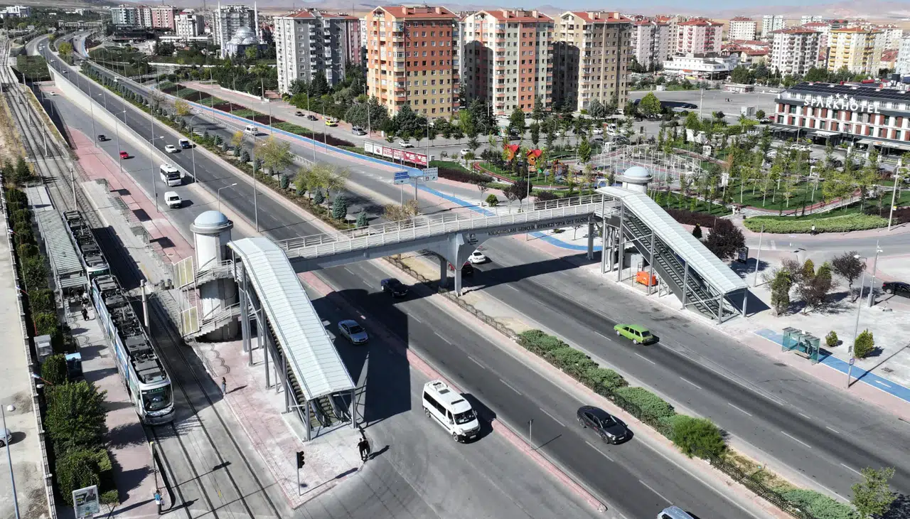 Üniversite öğrencileri için konfor: Yaya üst geçide yürüyen merdiven