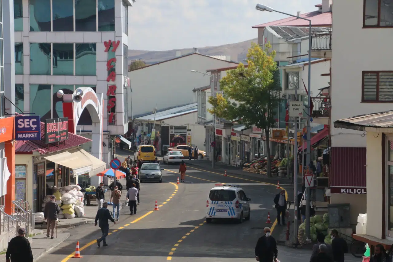 Erzurum'da deprem: İnsanlar korkuyla dışarıya kaçtılar