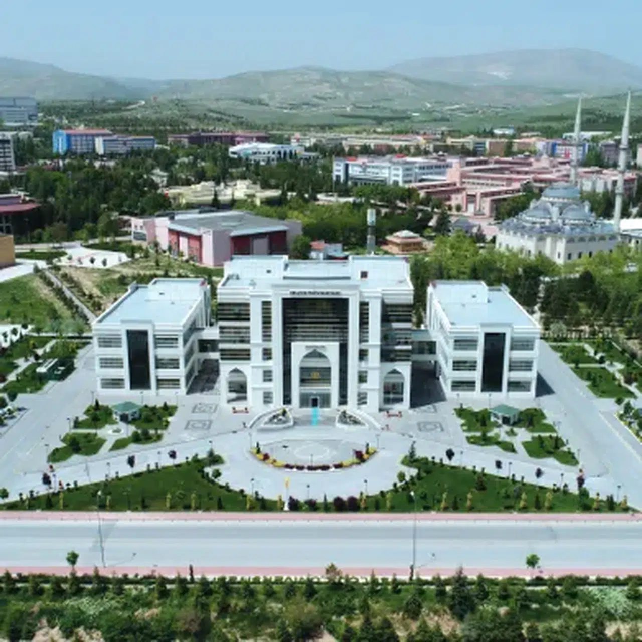 Konya Selçuk Üniversitesi listede: Türkiye'nin en iyi 20 üniversitesi açıklandı