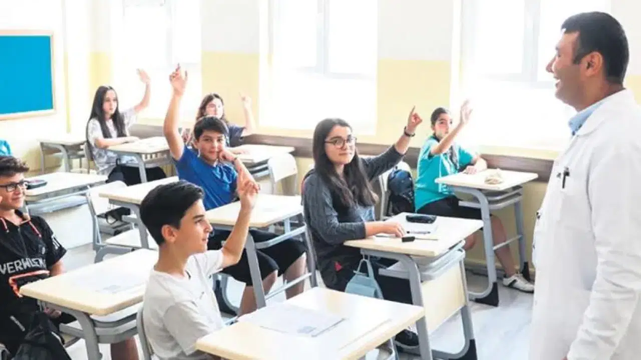 O öğretmenlere inceleme: Sosyal medyada boy gösteriyorlar