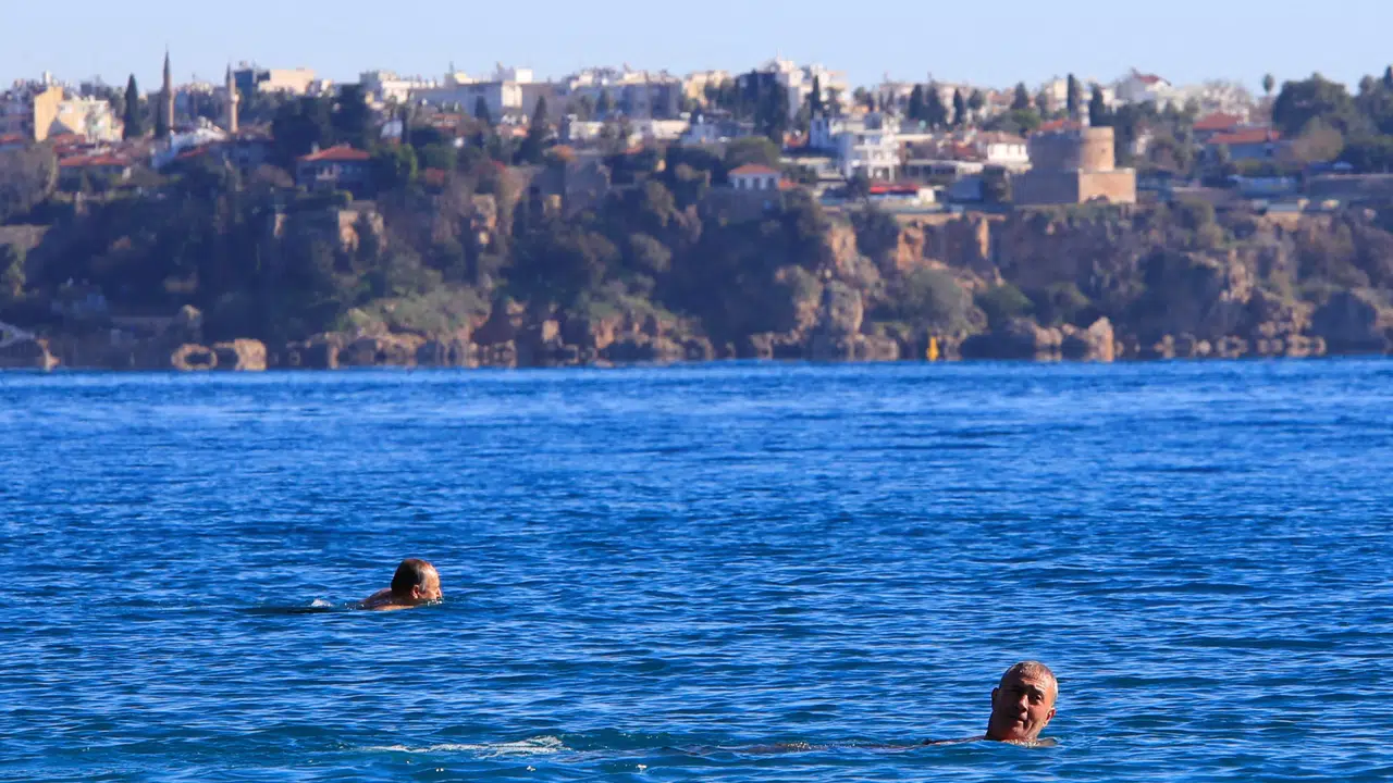 Türkiye kar alarmı verilirken Antalya'da deniz sefası