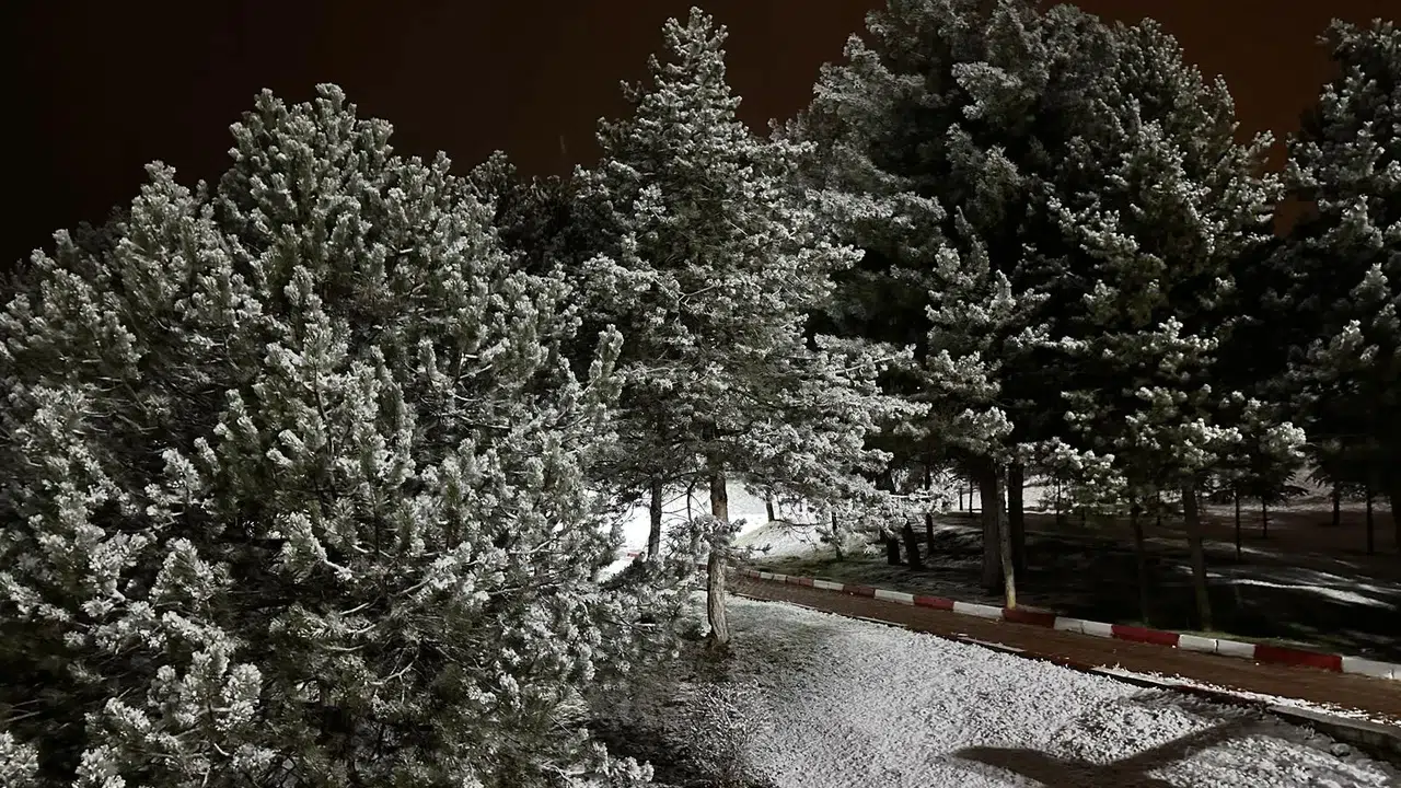 Konya'ya mevsimin ilk karı yağdı: Beyaza bürünen kent böyle görüntülendi