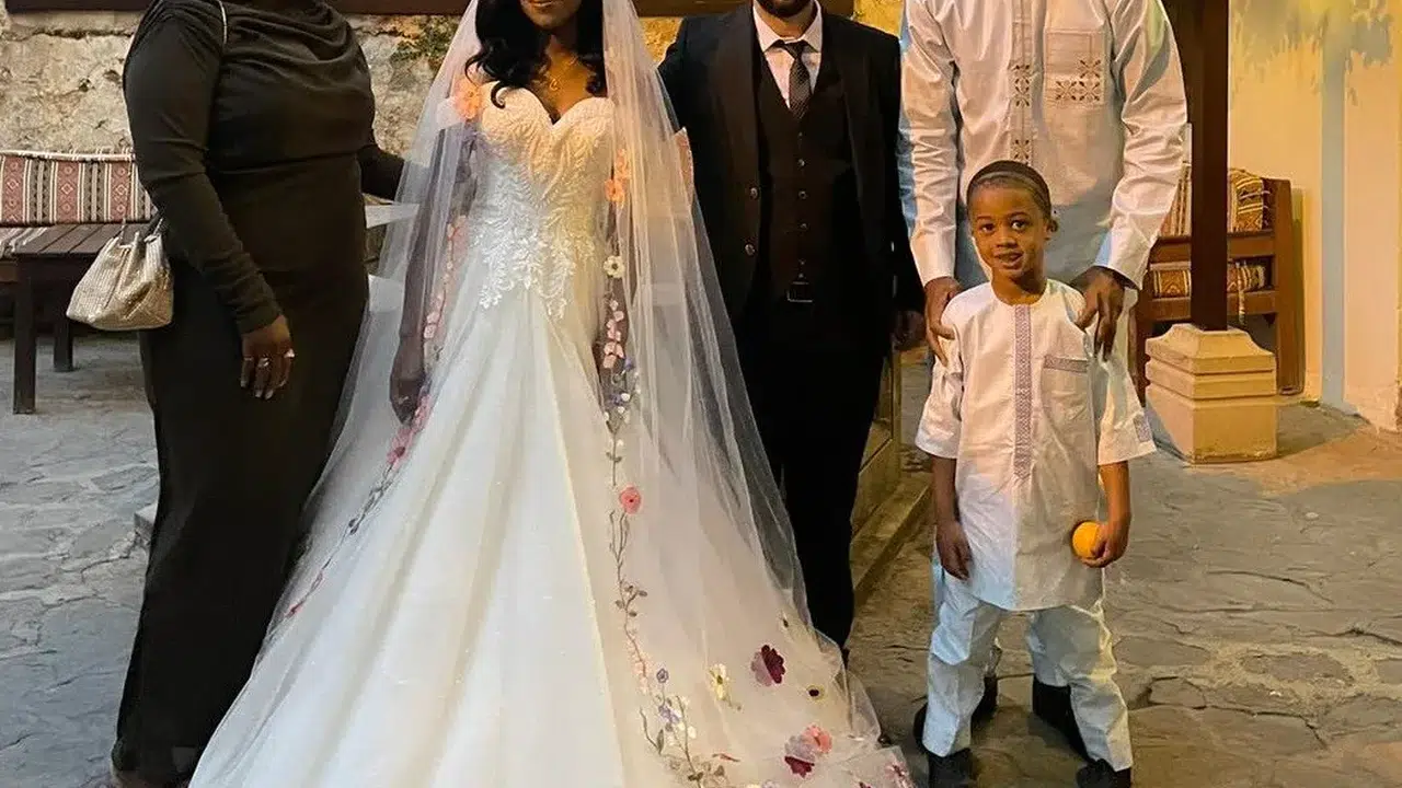 Aşk mesafeleri yendi: Afrikalı gelin Adana havasıyla coştu