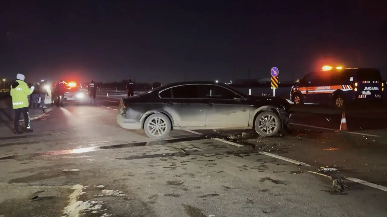 Konya yolunda feci kaza! Otomobil ile minibüs çarpıştı yaralılar var