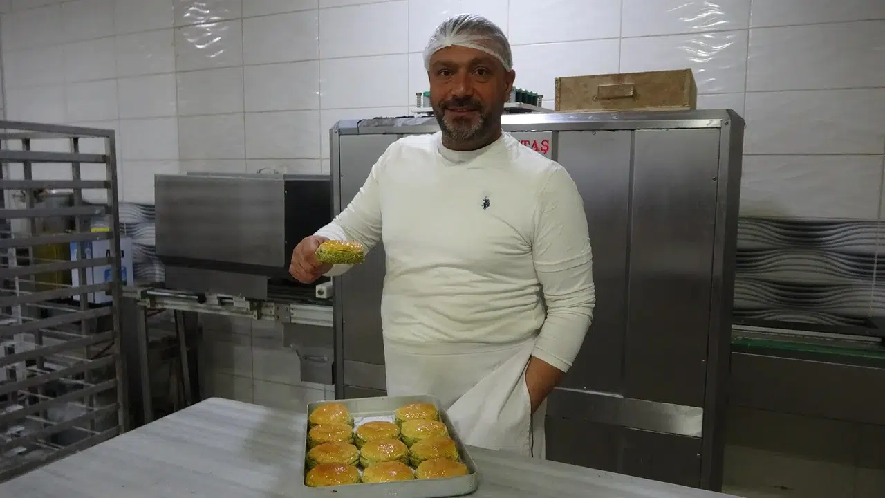 Dünya yeni bir tatlı kazandı: Hamur Adam'dan Cennet Çamurlu 'Burger tatlı'