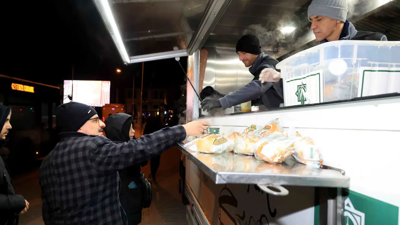 Konya'da belediyenin sıcak çorba geleneği devam ediyor