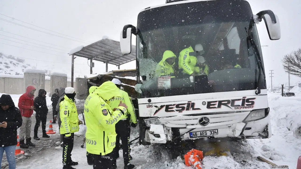 Yolcu otobüsü polis noktasına böyle çarptı