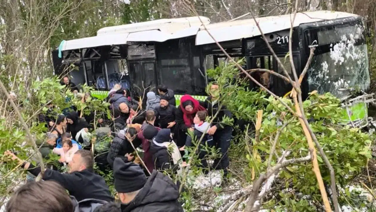 Nefes nefese yaşam mücadelesi: Yolcu otobüsü şarampole yuvarlandı