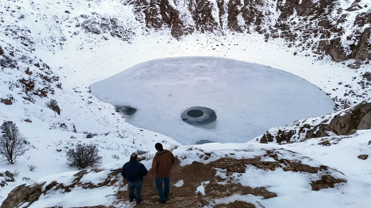 Güneşin konumuna göre renk değiştiren Anadolu'nun nazar boncuğu dondu