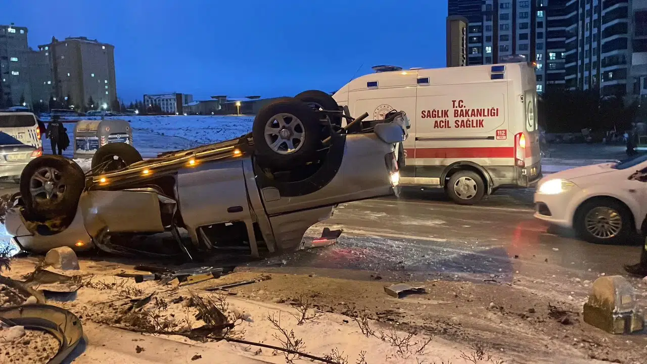 Buzlanma kazaya yol açtı: 2 kişi yaralandı