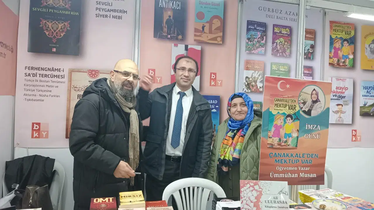 Yazarımız Ali Ulurasba kitaplarını imzaladı: İstanbul okuyor