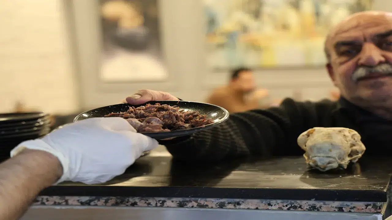 Piranalara zengin yemeği menüsü: Kendileri yiyemiyorlar balıkları besliyorlar