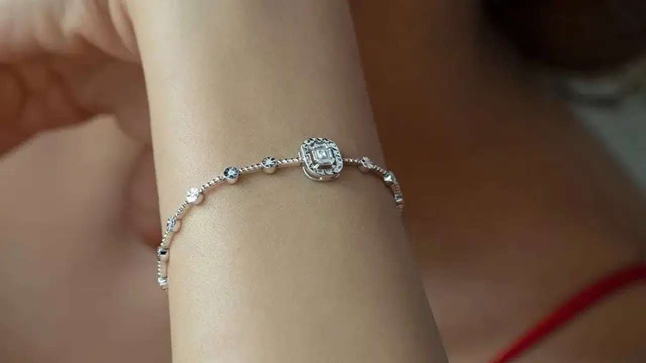 Modern ve Göz Alıcı: Sevgililer Günü’nün Favorisi Baget Pırlanta Yüzükler