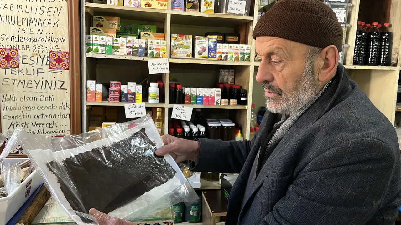 Konya'da asırlık zanaati yaşatıp 65 yıldır katranla şifa dağıtıyorlar