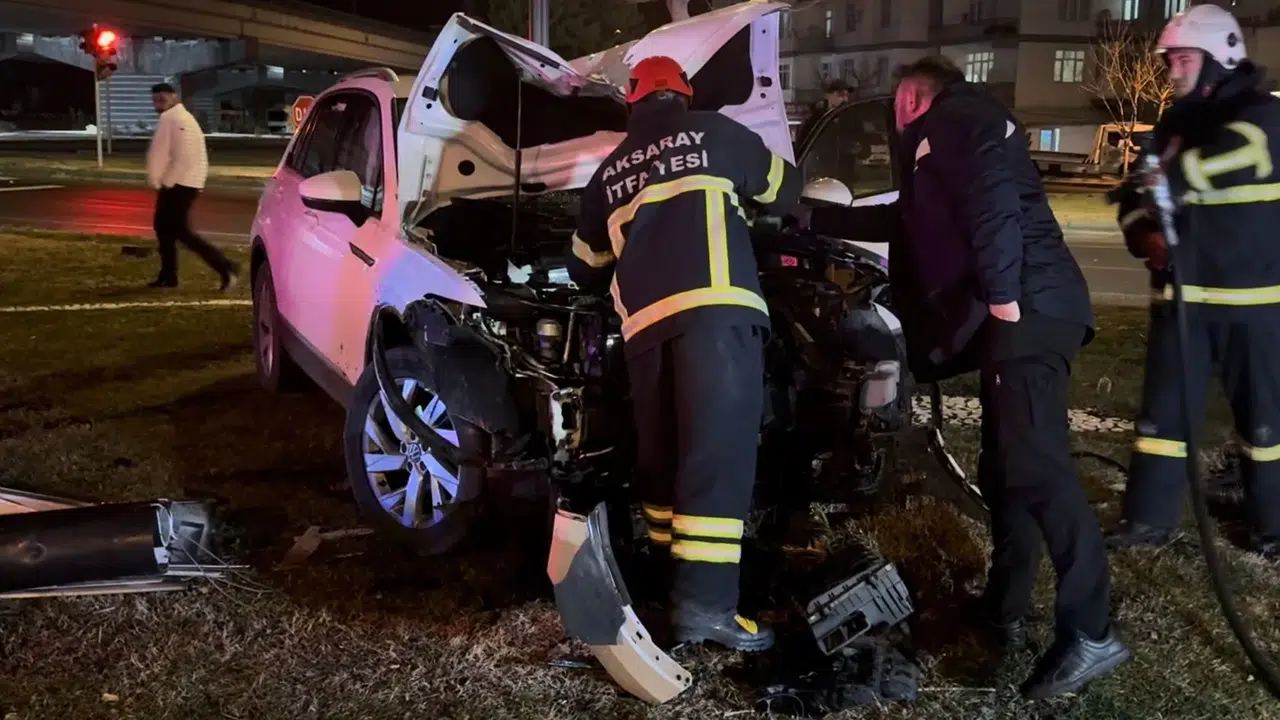 Kaza yapan araç alev topuna döndü