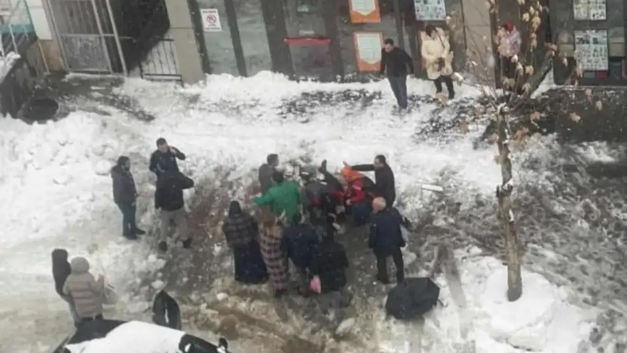Çatıdan düşen kar kütlesinin altında kalan kadın hayatını kaybetti