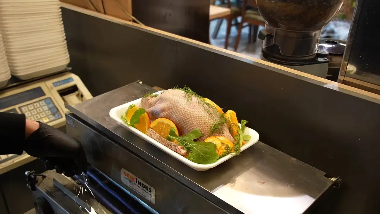 Böylesi ilk kez oldu: Ördek aşeren kadına belediyeden ördek servisi