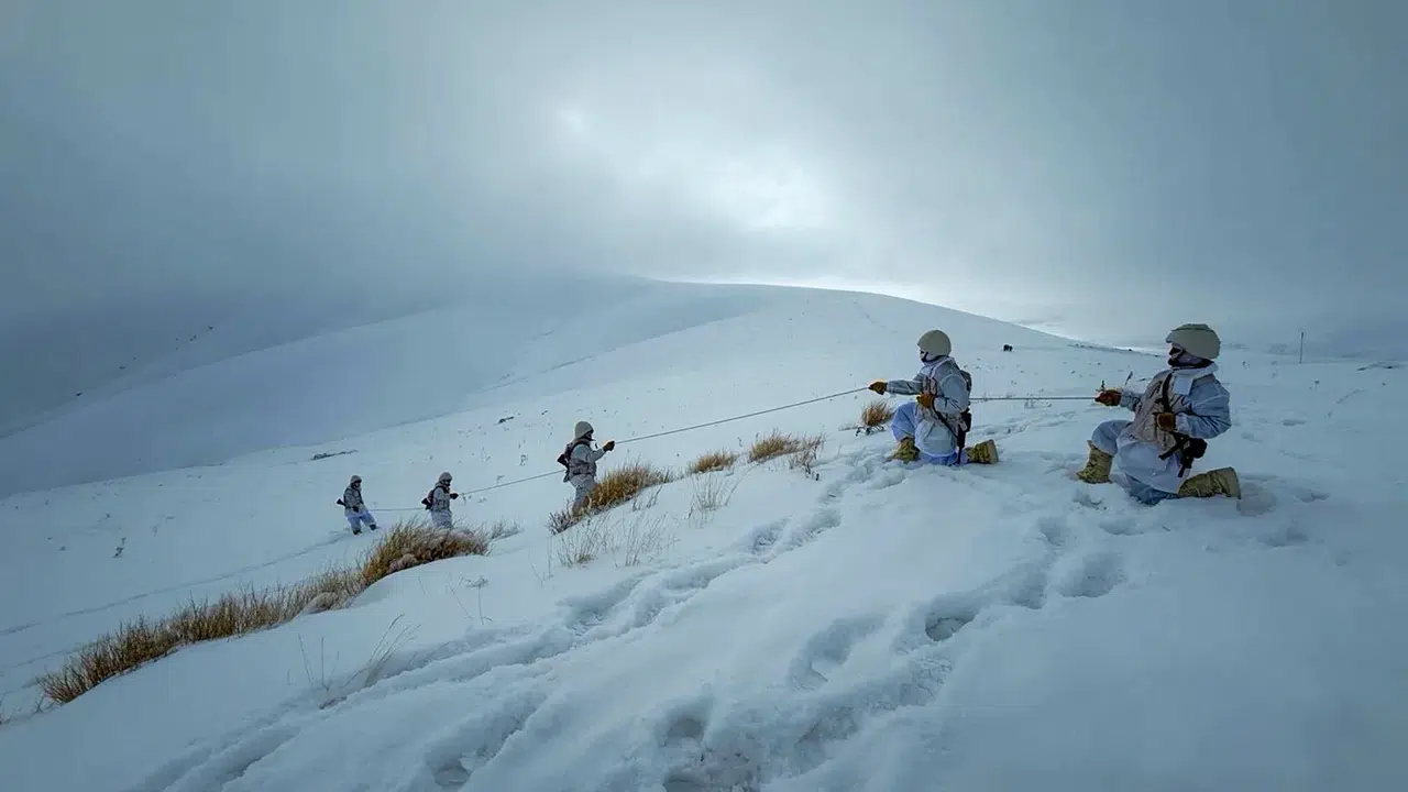 Mehmetçik, keskin soğukta görevde! Hudutlar onlara emanet