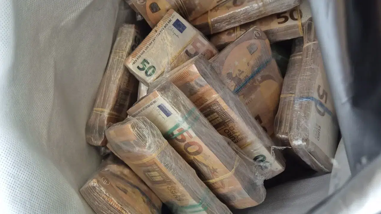 Üstü çikolata altı 220 bin Euro: Gümrük memurlarından kaçamadı