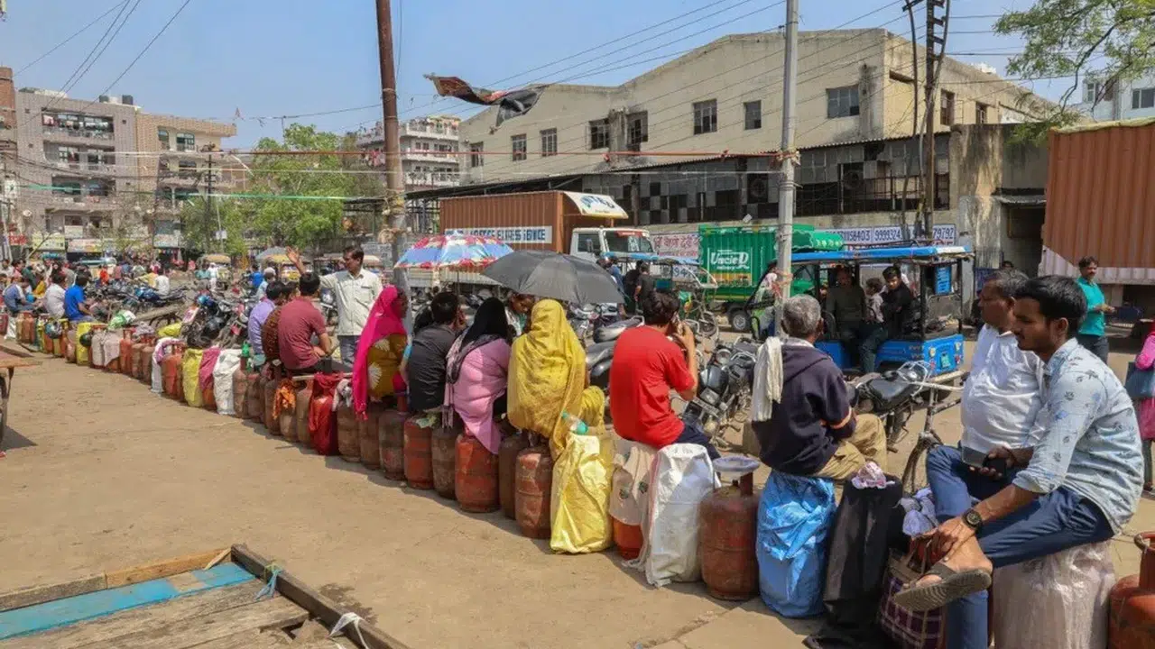 Kaos: Restoranlar kapandı, yüzlerce fabrika durdu, intihar eden bile var