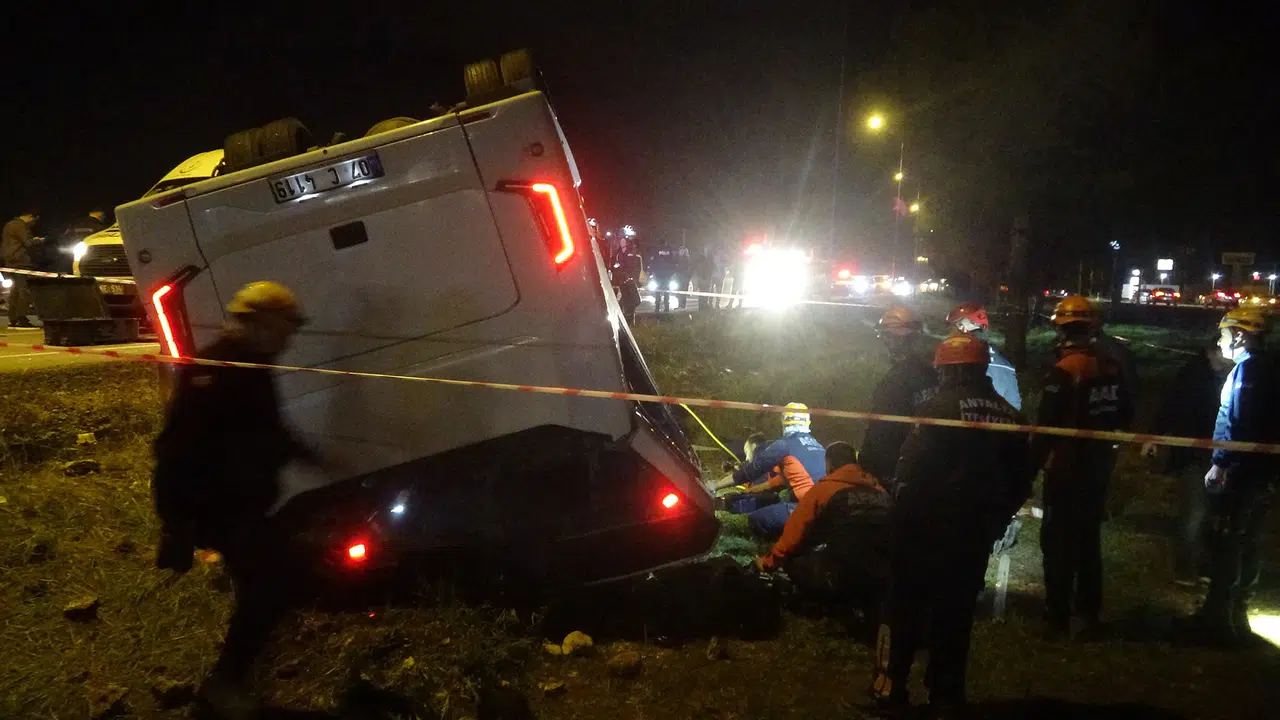 İnfaz memurlarını taşıyan araç kaza yaptı: Çok sayıda yaralı var