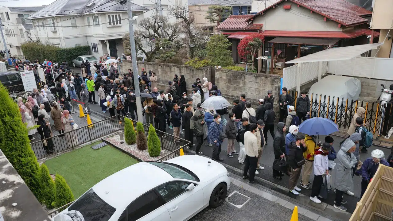 Bayram heyecanı: Cami tıklım tıklım doldu, namaz 5 defa kılındı