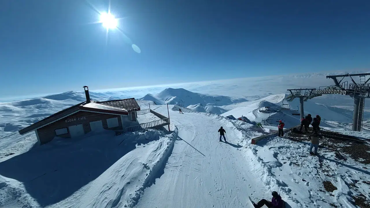 Kar 3 metreye yaklaştı: Türkiye'nin en dik pisti Ejder; kar, güç ve adrenalin