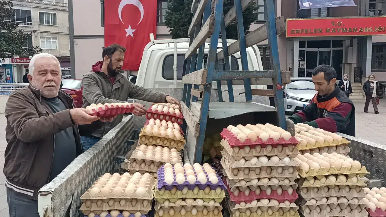 Vatandaş yumurta yesin: Binlerce yumurtayı bedava dağıttı