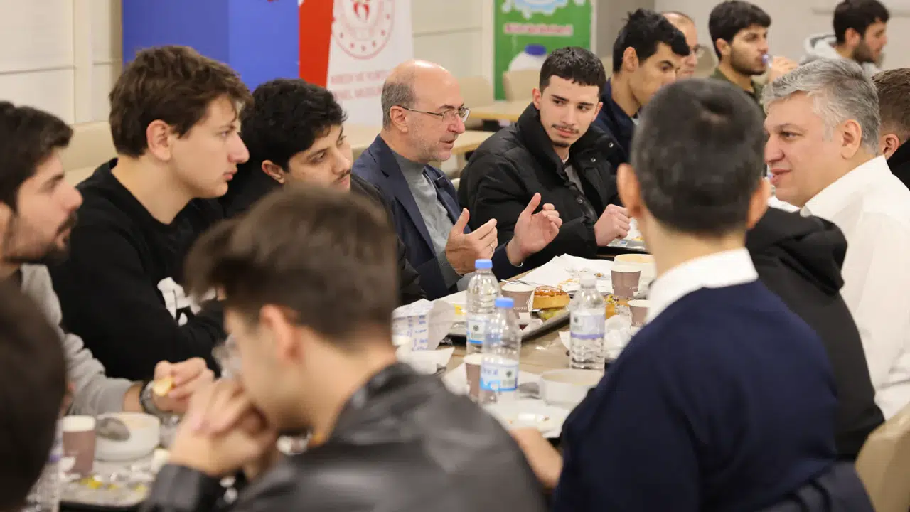 Başkan Pekyatırmacı öğrencilerin sahur bereketine ortak oldu
