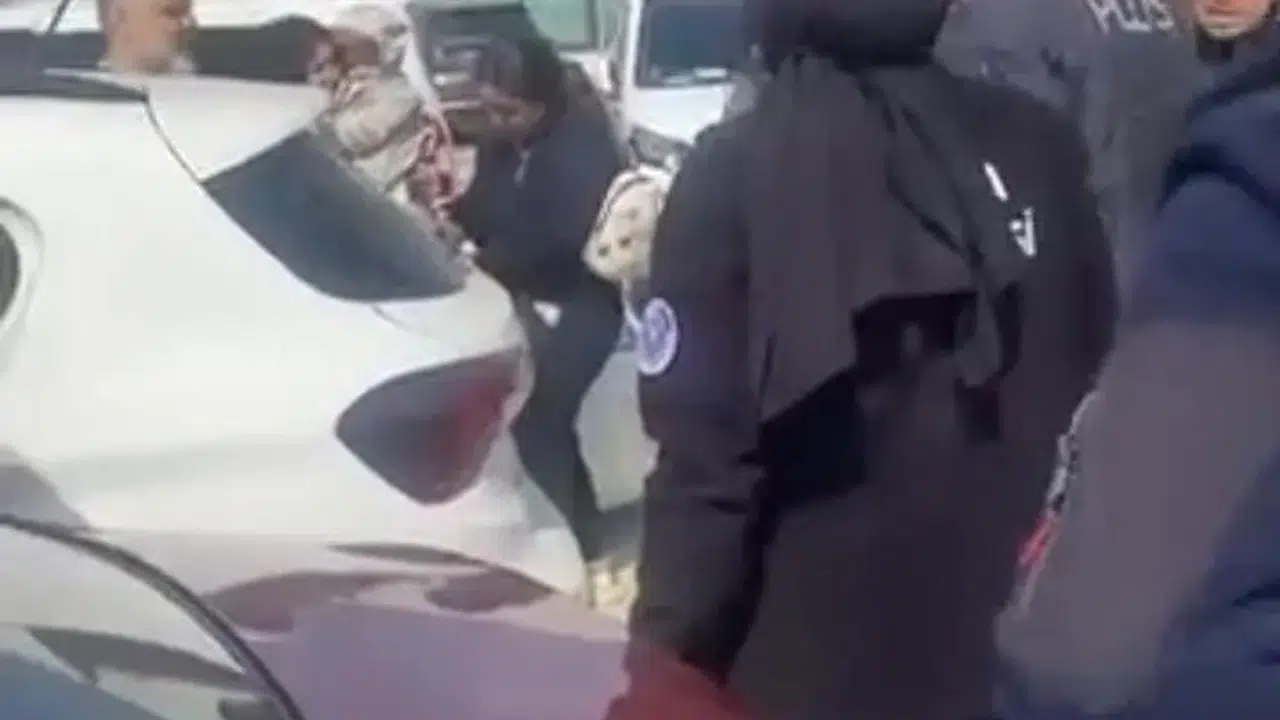 Otoparkta panik dolu anlar: Araçta kilitli kalan çocuk