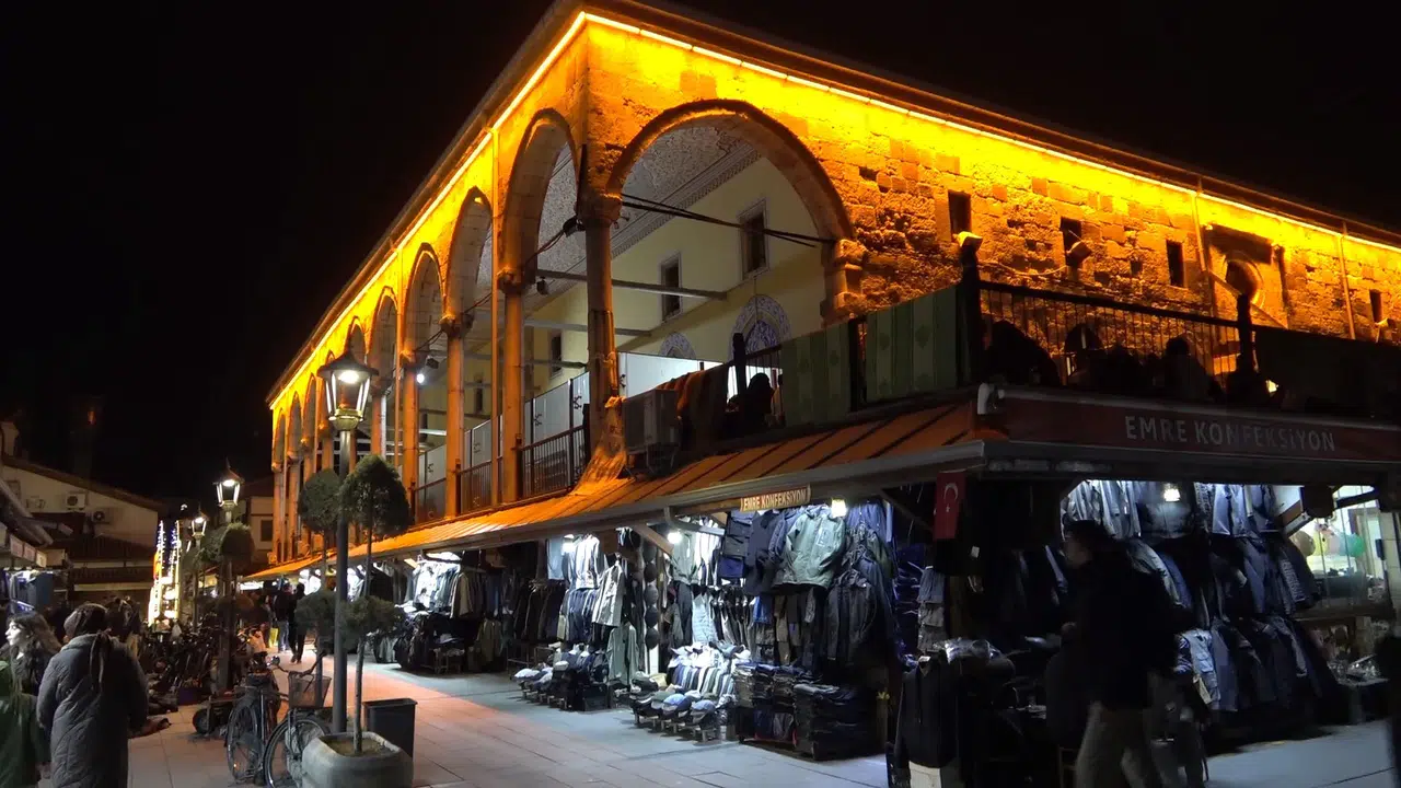 Konya'da Ramazan ayının son teravihinde camiler doldu