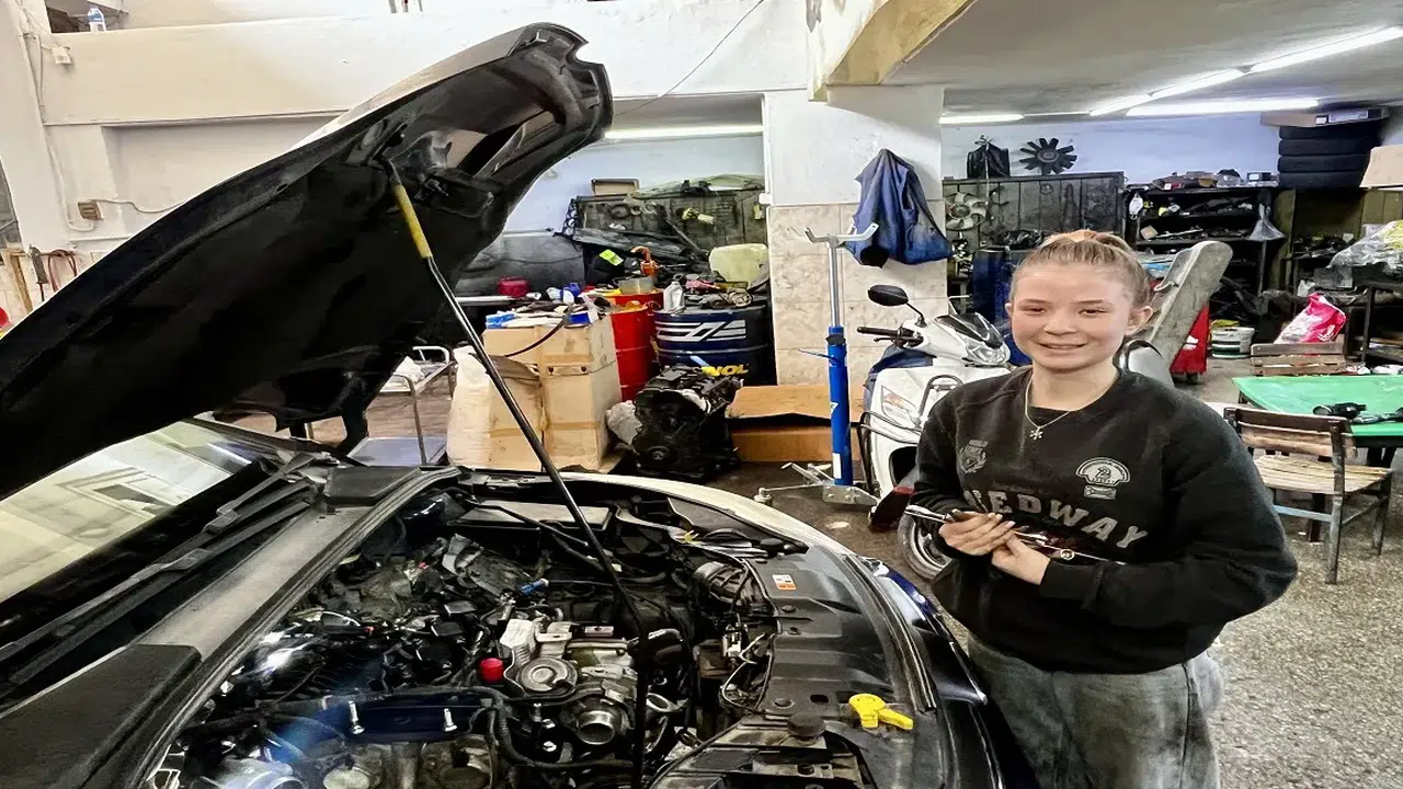 17 yaşındaki oto tamircisi genç kız sanayi esnafının kalbine taht kurdu